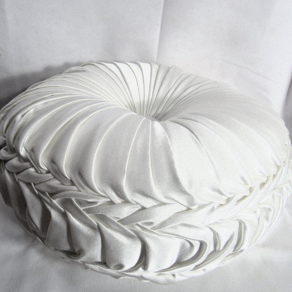 J QUEEN NEW YORK WHITE TUFFTED DECORATIVE PILLOW 14" ACROSS + 6 THICK org $150